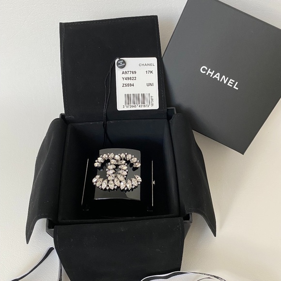 CHANEL 2017K BLACK RESIN CUFF SILVER TONE CC LOGO CRYSTALS NEW IN BOX - Picture 3 of 15